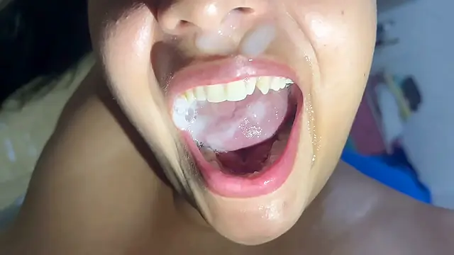 ella habla por telefono con su novio cornudo! Yo me masturbo para darle su leche cuando termine jajaja!